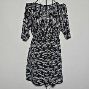 Motherhood Maternity geometric pattern short sleeve top size Medium